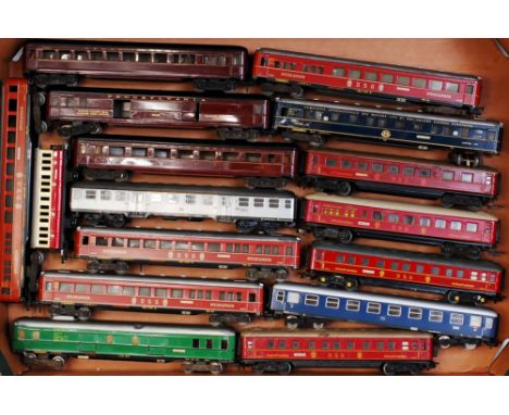 16 Continental Outline H0 coaches early metal models, some marked 'made in US Zone, Germany', Fleischmann, and Marklin (G)