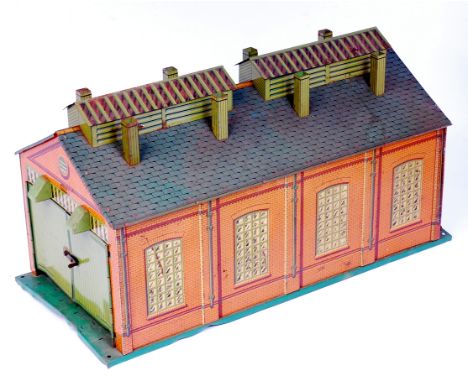 Hornby 1935-41 No. E2E engine shed with green base, yellow ridge tiles, inside of doors plain, missing track, lamp and gutter