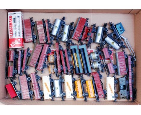 35 Marklin wagons of various types (G), a 315/2 breakdown crane (no hook), and a Fleischmann track cleaning wagon (G,BG)