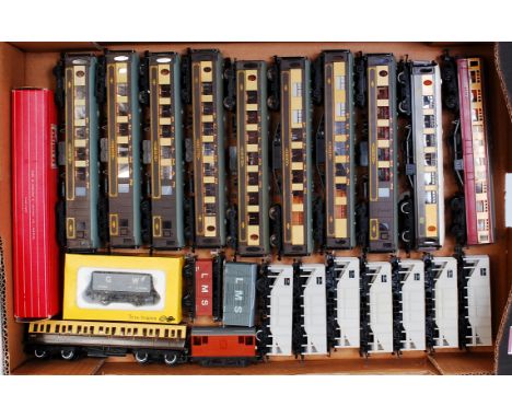 Tray containing 8 Hornby Dublo Pullman cars (one boxed) (G), 7 Hornby BR grey bulk hopper wagons (G), GWR clerestory coach, 4