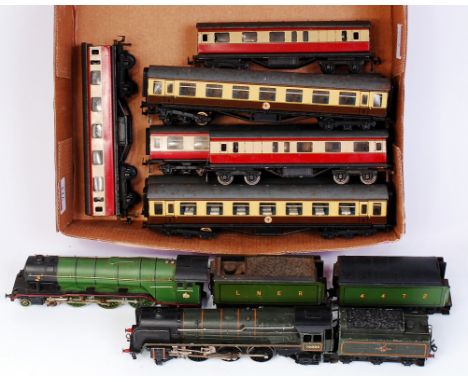 Trix Twin Railway 8 coaches, 5 scale length, 3 short 'Britannia' engine and tender, LNER green 'Flying Scotsman' engine and t