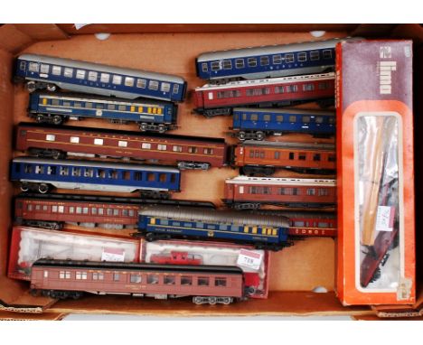 13 mixed make H0 Continental and USA Outline coaches (F-G), together with Rivarossi 2257 and 2263 work cars (G-BG), and Lima 