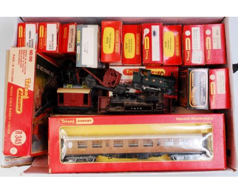 Quantity of Triang Hornby items, some in poor boxes, includes TC series blue/yellow double ended diesel "Albert Hall" engine 