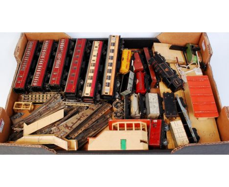 Mixed lot of Hornby Dublo 3 rail including EDL7 tank engine, 6 coaches, 11 D1 wagons, buildings and track (a/f)