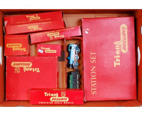 Small quantity of Triang items including R81 station set, R170 electric level crossing, R472 waiting room, clockwork 0-6-0 sa