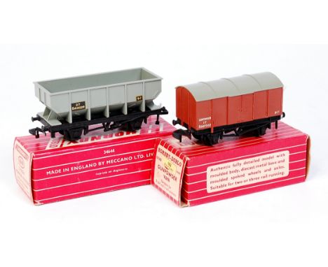 A Hornby Dublo 4644 21-ton hopper wagon together with a gunpowder van in a 4463 export box (M-BM)