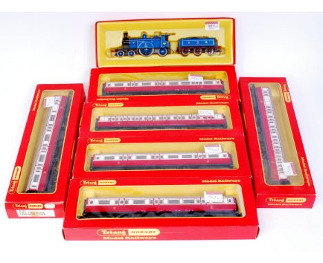 A Triang Hornby R553 Caledonian Railway 4-2-2 engine and tender together with 5xR427 and R428 coaches (G-BG)