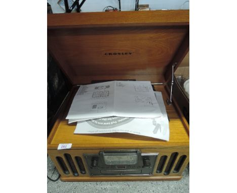 A Crosley radio cd and record player model 1189986