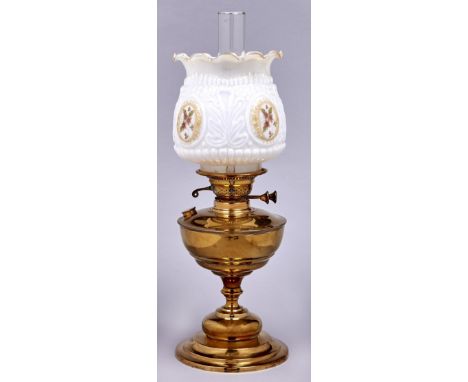 An Edwardian brass oil lamp, 30cm h excluding chimney and later glass shade  