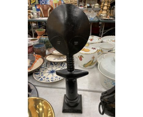 A VINTAGE AFRICAN TRIBAL WOODEN CIRCULAR HEADED TOTEM FIGURE 