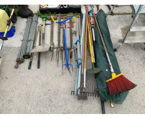 A LARGE ASSORTMENT OF GARDEN TOOLS TO INCLUDE FORKS, RAKES AND DRAINING RODS ETC 