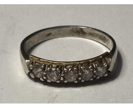 A SILVER AND 9 CARAT GOLD RING WITH IN LINE CLEAR STONES SIZE L 