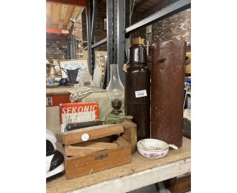 A MIXED LOT TO INCLUDE A BAKELITE FLASK WITH LEATHERCASE, A VINTAGE RADIO, OIL LAMP, WOODEN BOX, ETC 