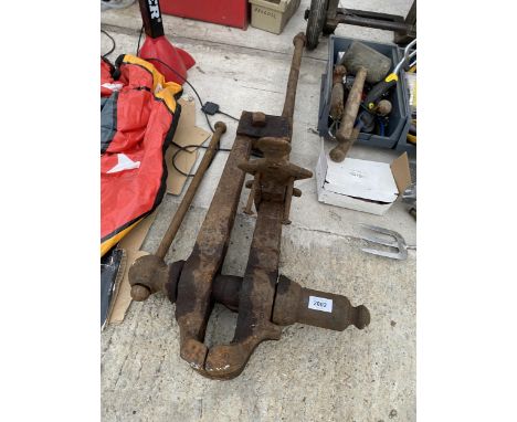 A LARGE VINTAGE LEG VICE 