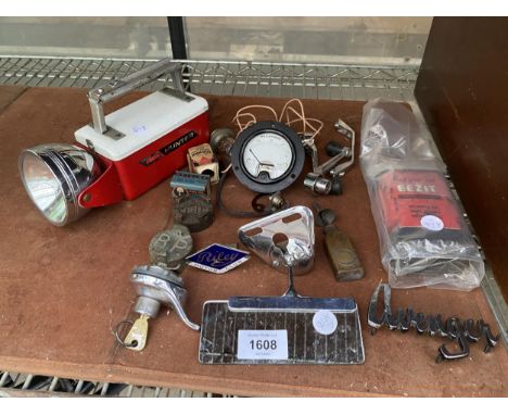 AN ASSORTMENT OF VINTAGE AUTOMOBILE ITEMS TO INCLUDE BADGES, MIRRORS AND CAPS ETC 