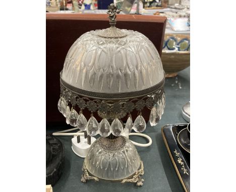 A VINTAGE GLASS AND METAL TABLE LAMP WITH ENGRAVED GLASS, CRYSTAL DROPS AND ANGEL FINIAL, HEIGHT APPROX 32CM 