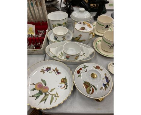 A QUANTITY OF ROYAL WORCESTER 'EVESHAM' TO INCLUDE SSERVING DISHES, TUREENS, FLAN CASE, ETC - 10 PIECES IN TOTAL 