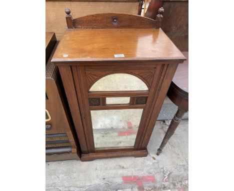 AN EDWARDIAN, MAHOGANY, BEVELLED MIRRORED FRONT MUSIC CABINET FOR SHEET MUSIC, WITH EMBOSSED LEATHER SHELF FRONTS 