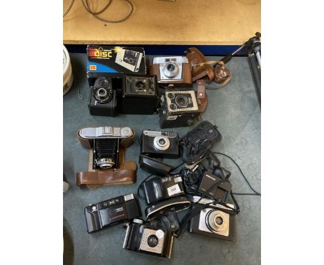 A COLLECTION OF VINTAGE CAMERAS TO INCLUDE CORONET, BROWNIE MODEL C, A BELLOWS CAMERA, MINOLTA, ILFORD, ETC 