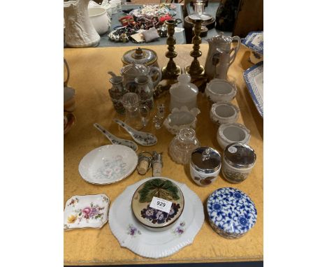 A MIXED LOT TO INCLUDE BRASS CANDLESTICKS AND HOOKS, A ROYAL WORCESTER AND ADAMS EGG CODDLER, ORIENTAL STYLE ITEMS, BOWLS, TE