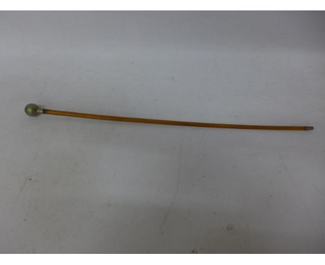 A WORLD WAR II GLOUCESTER REGIMENT OFFICERS SWAGGER STICK, LENGTH 69.5CM 