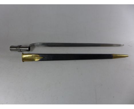 A MARTINI HENRY BAYONET AND BRASS MOUNTED SCABBARD, 46CM BLADE, LENGTH 56CM 