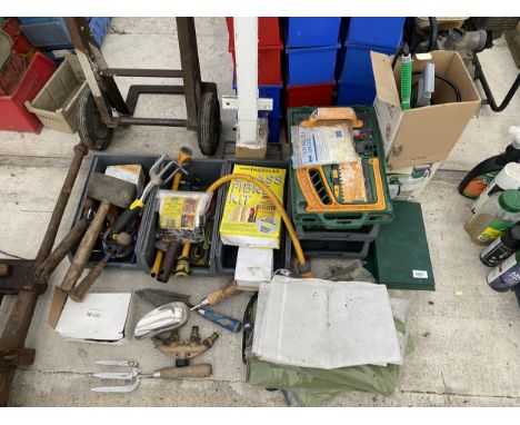 AN ASSORTMENT OF GARDEN ITEMS TO INCLUDE SPRAYERS, TROWELS AND TOOLS ETC 