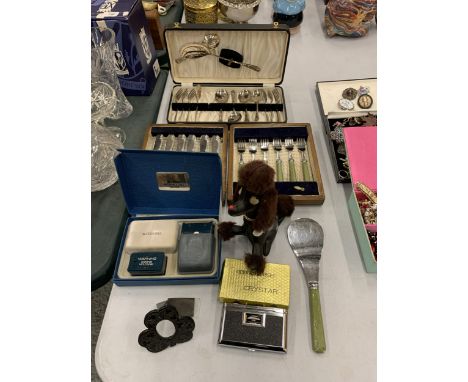 A QUANTITY OF ITEMS TO INCLUDE A CASED KNIFE AND FORK SET, SPOON SET, OPERA GLASSES, VINTAGE RAZOR, POODLE, ETC 