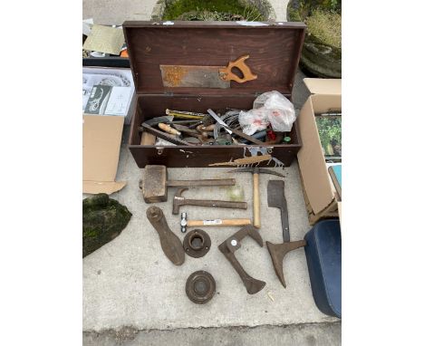 AN ASSORTMENT OF VINTAGE ITEMS TO INCLUDE HAMMERS, MALLETS AND COBBLERS LASTS ETC 