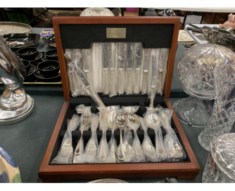 AN R &amp; D, SHEFFIELD CASED CANTEEN OF CUTLERY 