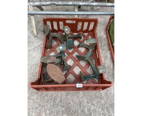AN ASSORTMENT OF VINTAGE COBBLERS LASTS 
