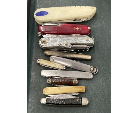 A COLLECTION OF VINTAGE PEN KNIVES TO INCLUDE A SWISS ARMY STYLE, ETC - 10 IN TOTAL 