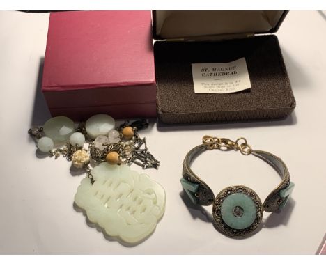 A JADE STYLE NECKLACE AND A BRACELET BOTH IN PRESENTATION BOXES 