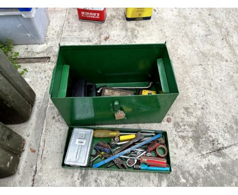 A METAL TOOL CHEST AND AN ASSORTMENT OF TOOLS TO INCLUDE SOCKETS AND SCREW DRIVERS 