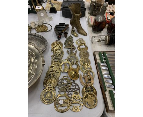 A LARGE QUANTITY OF VINTAGE BRASS HORSE BRASSES, ETC 