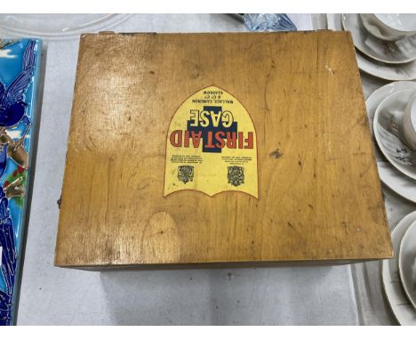 A VINTAGE WOODEN FIRST AID KIT BOX WITH BOXED ITEMS 