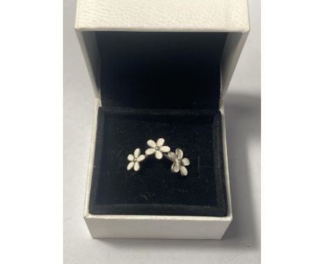 A MARKED 925 SILVER DAISY RING IN A PRESENTATION BOX 