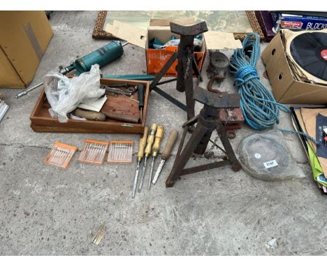 AN ASSORTMENT OF TOOLS TO INCLUDE AXEL STANDS, CHISELS AND A GREASE GUN ETC 