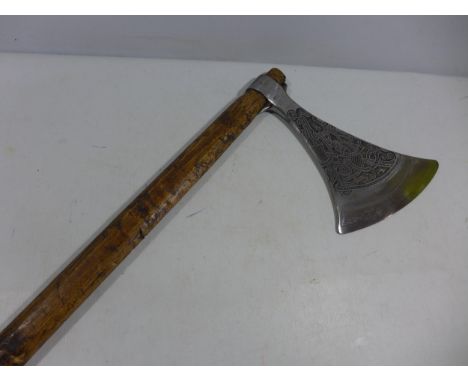 A REPLICA VIKING AXE WITH WOODEN SHAFT, THE HEAD WITH CELTIC DESIGN, LENGTH 132CM 