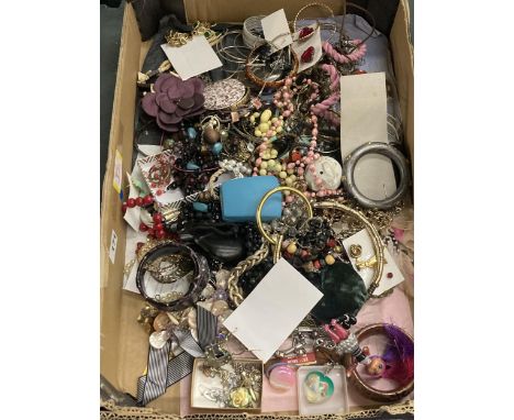 A LARGE QUANTITY OF COSTUME JEWELLERY TO INCLUDE BANGLE, NECKLACES, EARRINGS, ETC 