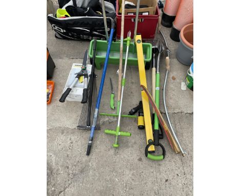 AN ASSORTMENT OF GARDEN TOOLS TO INCLUDE A SEEDER, SHOVEL AND SPADE ETC 