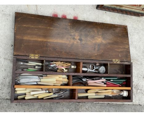 A VINTAGE WOODEN BOX WITH AN ASSORTMENT OF FLATWARE 