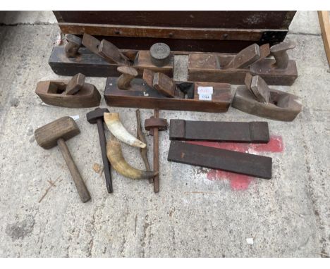 AN ASSORTMENT OF VINTAGE WOOD PLANES AND GUAGES ETC 