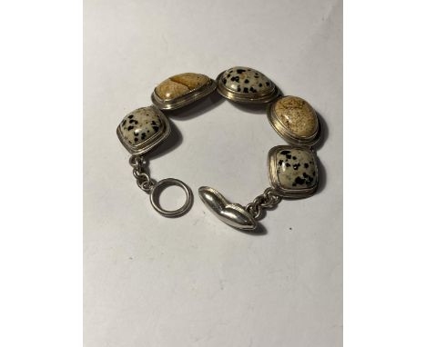 A SILVER AND AGATE BRACELET 