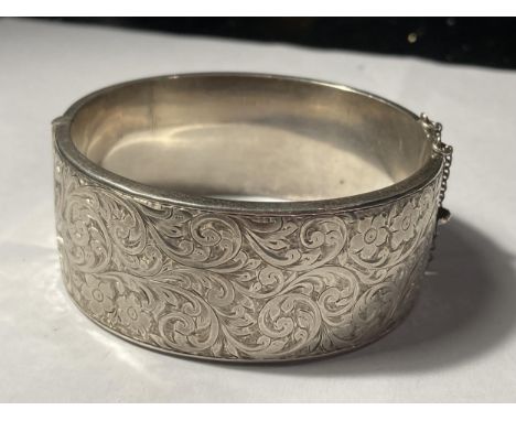 A HALLMARKED BIRMINGHAM HEAVY SILVER BANGLE 