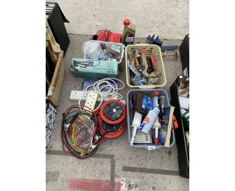 AN ASSORTMENT OF TOOLS TO INCLUDE EXTENSION LEADS, A BATTERY CHARGER AND A SMALL VICE 