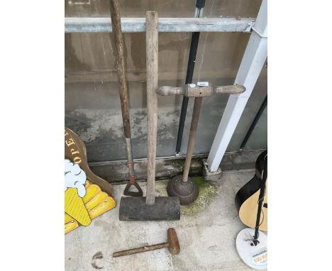 AN ASSORTMENT OF VINTAGE ITEMS TO INCLUDE A COPPER POSSER AND A RUBBER MALLET ETC 