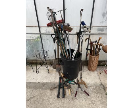 A PLASTIC BIN CONTAINING A LARGE QUANTITY OF GARDEN TOOLS TO INCLUDE FORKS AND SPADES ETC 
