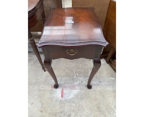 A MODERN MAHOGANY LAMP TABLE WITH SINGLE DRAWER 