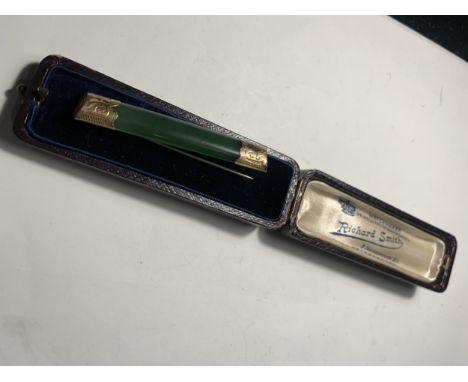 A JADE AND POSSIBLY GOLD BROOCH IN A PRESENTATION BOX 